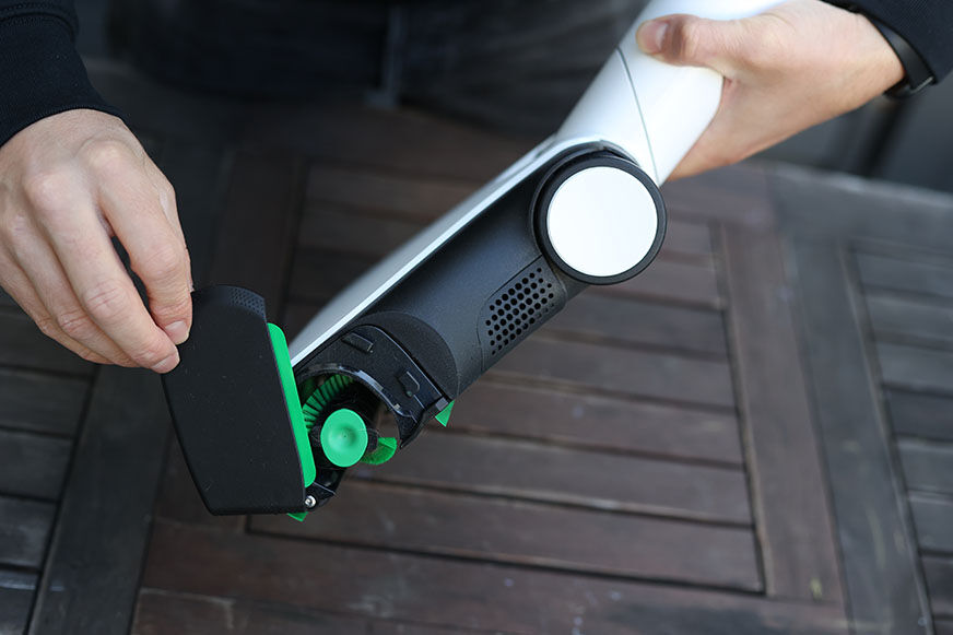 Die Reinigung der EB7, der Bürste des Vorwerk VK7, ist in unserem Test sehr einfach